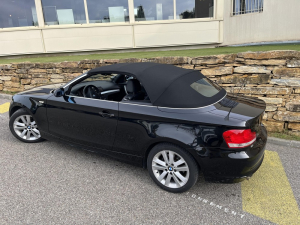 A PARTIR DE 2657,6 Euros TTC posé en alpaga noir. Spécialiste dans le Remplacement capote BMW série 1 E88 cabriolet VITRE DÉCOLLÉE